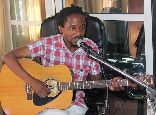 Le Musicien Albert Kulu, en train de chanter une chanson composée sur place, pour la lutte contre les fistules obstétricales. Photo UNFPA Burundi/ Queen BM Nyeniteka