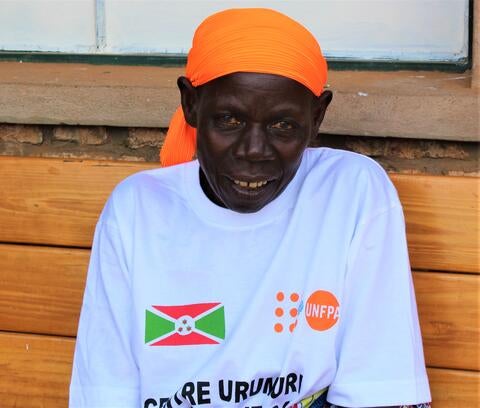 Marguerite Sindabakwira a souffert d'une fistule obstétricale depuis 40 ans. Elle a enduré douleur, honte, stigmatisation et isolement avant de pouvoir se rendre au Centre Urumuri pour se faire opérer. UNFPA Burundi/Queen BM Nyeniteka