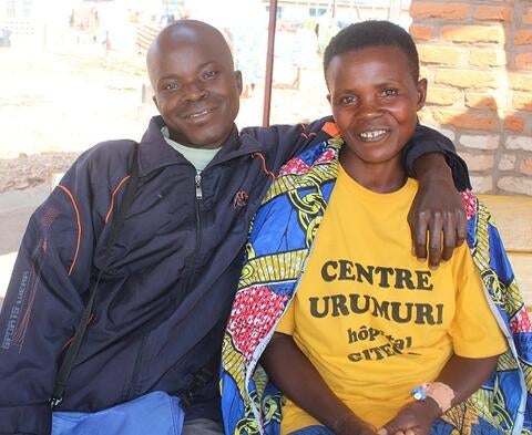 Lino Simpariye en visite au centre Urumuri pour voir sa femme dont la fistule obstétricale venait d’être opérée. Photo UNFPA Burundi/ Queen BM Nyeniteka