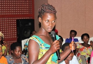 Claudine Irakoze partageant son expérience; Photo UNFPA Burundi / Queen BM Nyeniteka