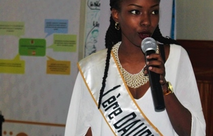 Mona Wilda, 1ère Dauphine de la Miss Burundi s'exprimant pendant la conférence-débat. Photo UNPA Burundi/ Queen BM Nyeniteka