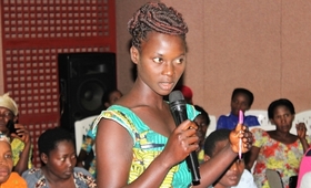 Claudine Irakoze sharing her experience. Photo UNFPA Burundi / Queen BM Nyeniteka