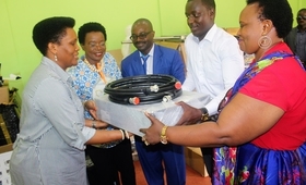 Remise d'équipements radio par UNFPA à la Fondation Buntu
